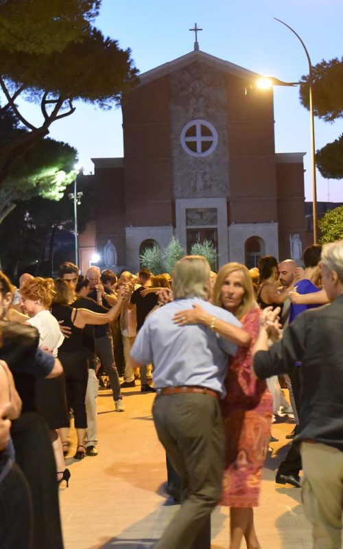 La serata inaugurale de “L’Abbraccio universale del Tango” in Piazza Caduti della Montagnola
